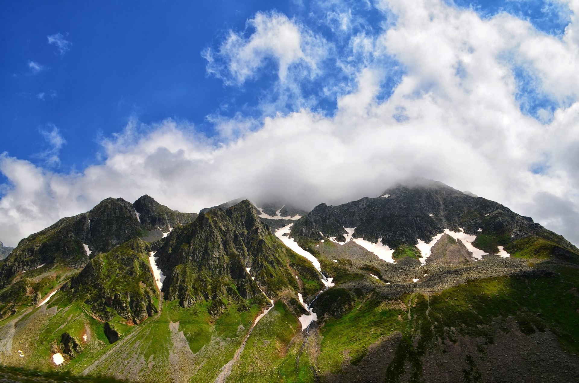 Berg mit Nebel